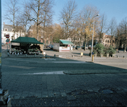 838506 Gezicht op het Janskerkhof te Utrecht, met links een bloemenkiosk en daarnaast een kiosk van 'Pizza della Casa'.